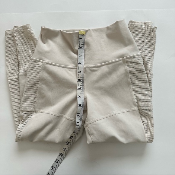 Alo Yoga Off The Grid Capri Color Bone Size Small - Picture 10 of 14